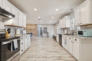 Fridge, microwave, oven, stovetop - Grand Lakehouse + Hot Tub + Kayaks + Bunk House! (Granbury)