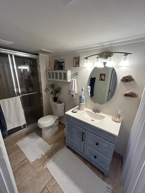 Douche, séchoir à cheveux, serviettes fournies, savon