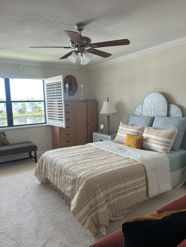 2 chambres, fer et planche à repasser, lit de bébé portatif