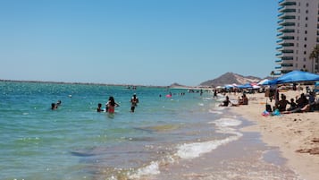Sulla spiaggia, lettini da mare, teli da spiaggia