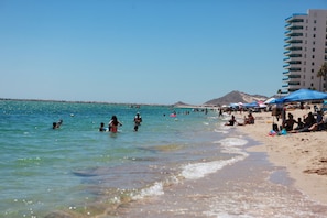 Sur la plage, chaise longue, serviettes de plage