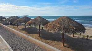 På stranden, solsenger og strandhåndklær