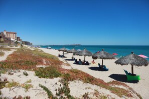 Plage, chaises longues, serviettes de plage
