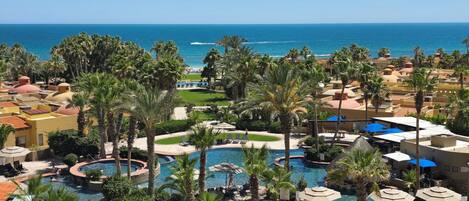 Een buitenzwembad en een verwarmd zwembad