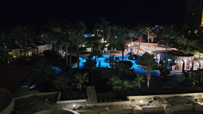 Utomhuspool och uppvärmd pool