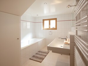 Séchoir à cheveux, serviettes fournies