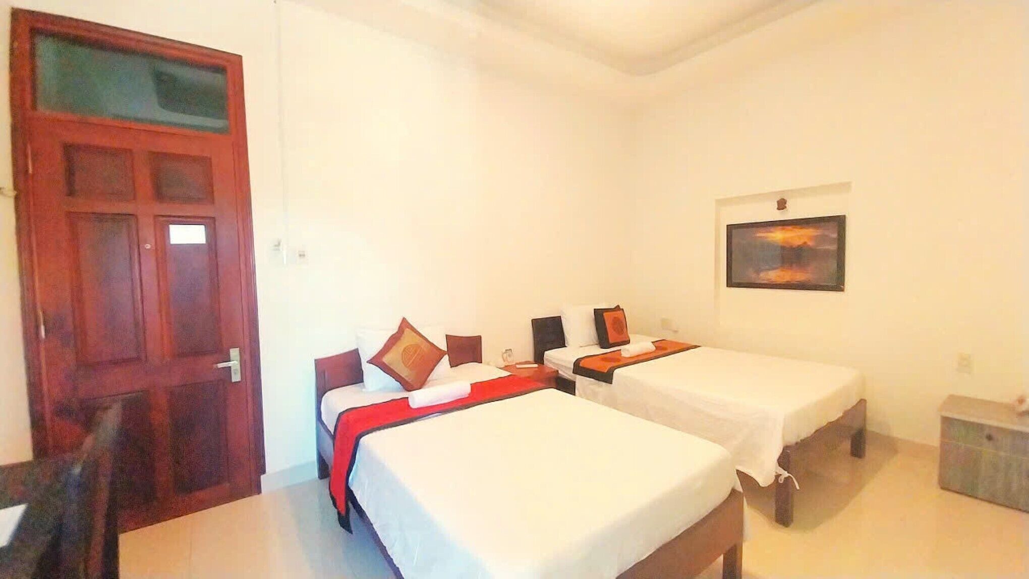 Twin Room | Desk, free WiFi, bed sheets