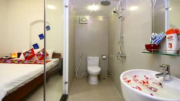 Deluxe Double Room, 1 Queen Bed | Bathroom