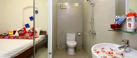 Habitación doble Deluxe, 1 cama Queen size | Baño | Regadera, regadera tipo lluvia, secadora de cabello, bidet