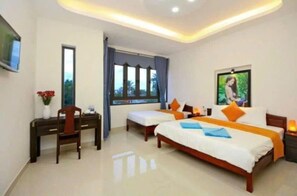 Quadruple Room | Desk, free WiFi, bed sheets - An Vien Hotel (Da Nang)