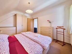 1 bedroom, desk, WiFi