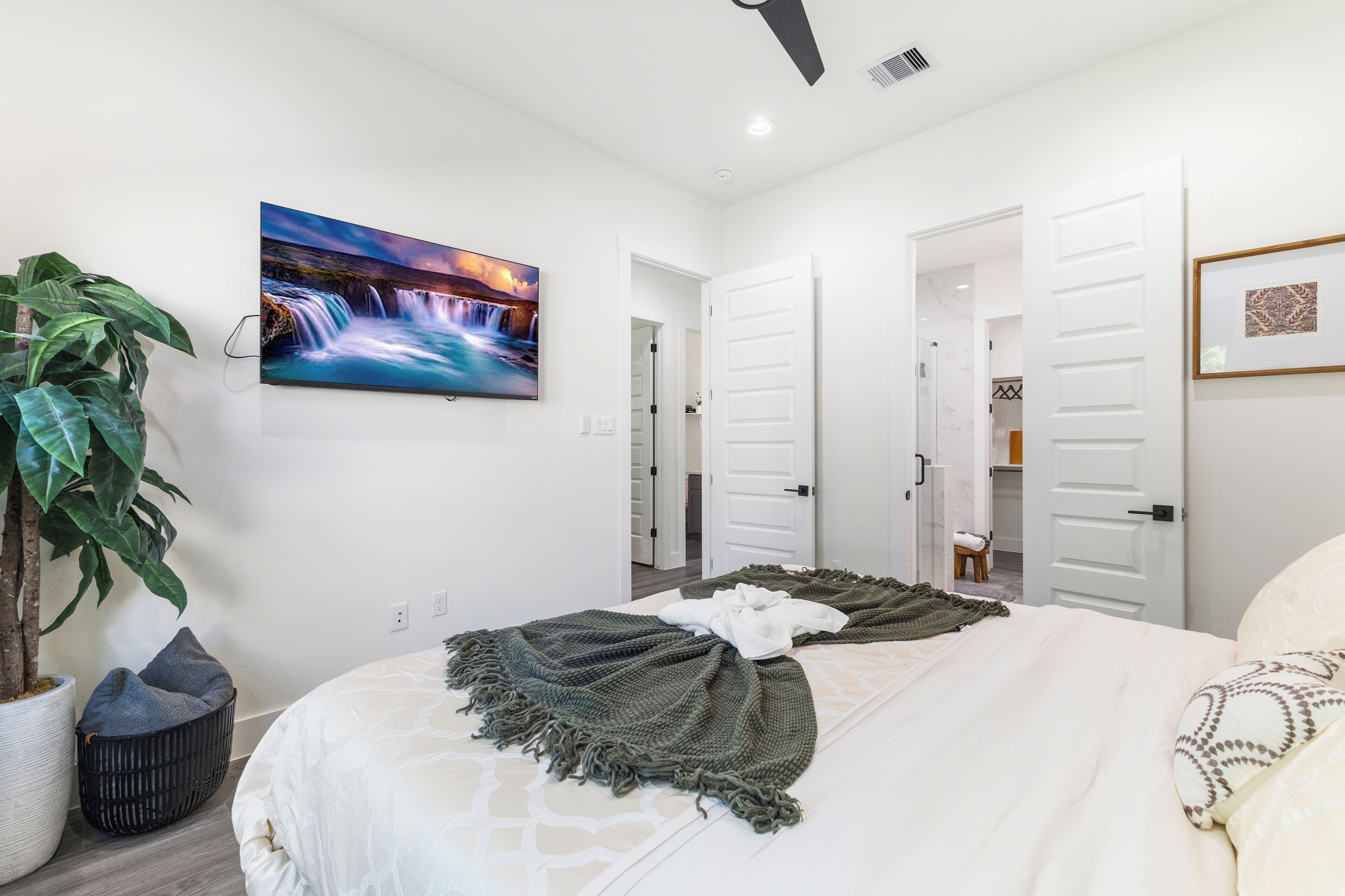 6 bedrooms, desk, iron/ironing board, WiFi