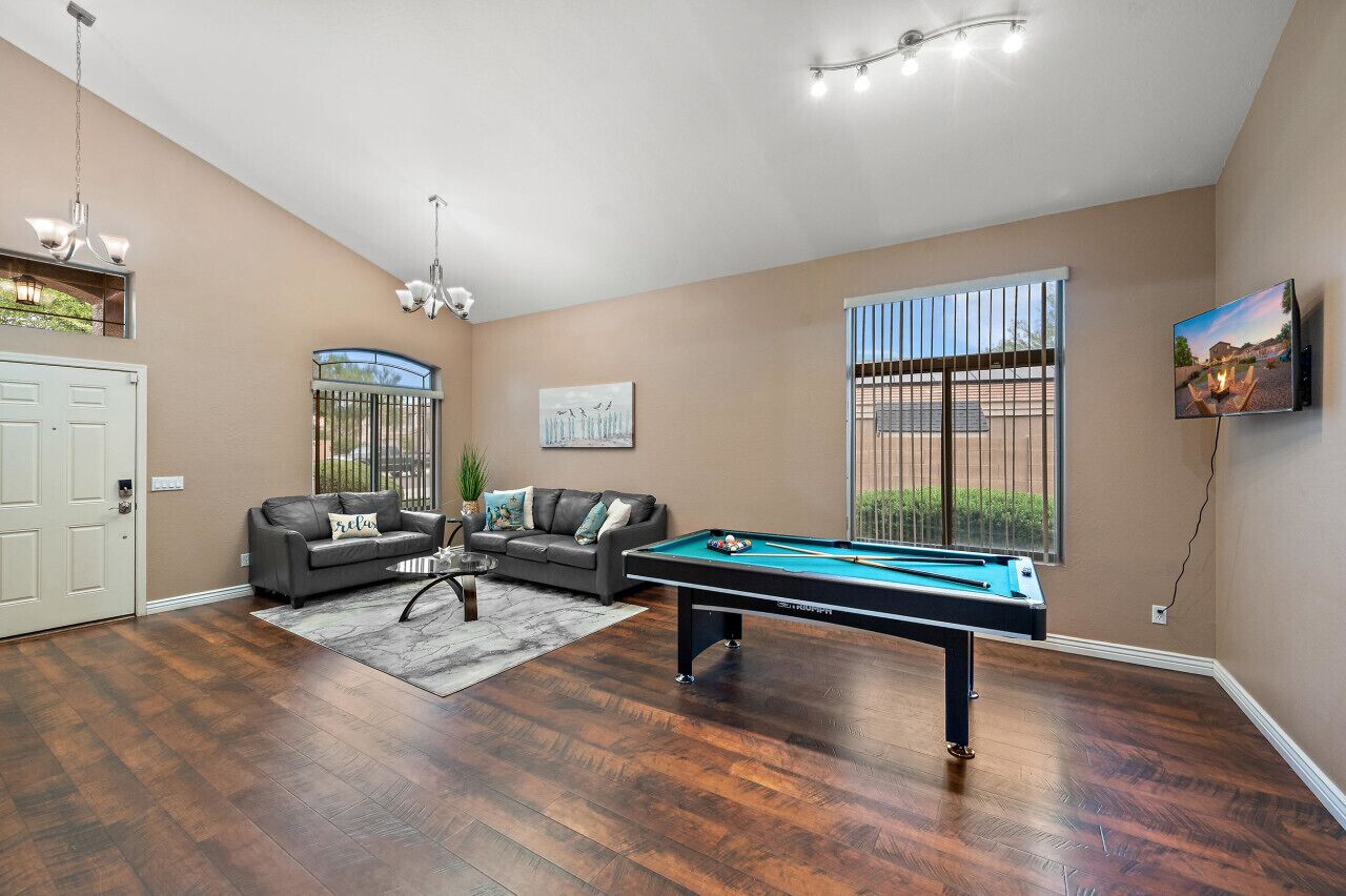 Smart TV, fireplace, ping pong, books