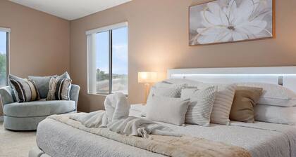 Mirage Peak Manor Luxury Villa w/ Pool Spa Pickleball & Games Hosted by Relaxtay