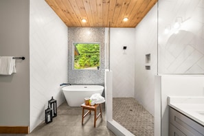 Douche, sĂšche-cheveux, serviettes fournies, savon
