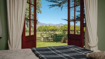 Premium Studio, Vineyard View | Soundproofing, iron/ironing board, free WiFi