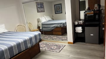 1 dormitorio, tabla de planchar con plancha, wifi y ropa de cama