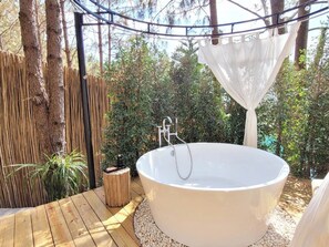 Secadora de cabello, pantuflas, toallas, jabón