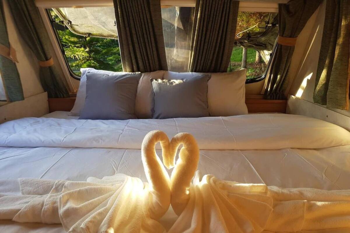 Caravan Room | ตู้นิรภัยในห้องพัก, โต๊ะทำงาน, ผ้าม่านกันแสง, ห้องเก็บเสียง