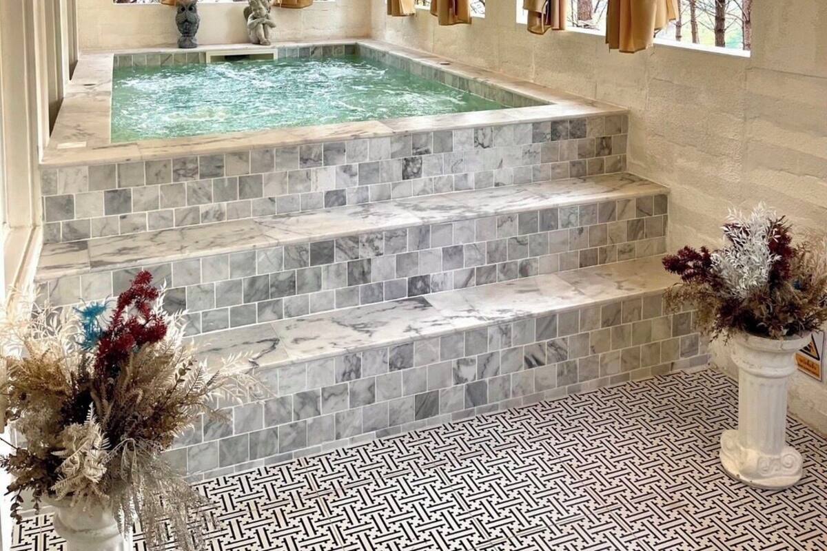 Roman Bath Pool & Jacuzzi Room | ตู้นิรภัยในห้องพัก, โต๊ะทำงาน, ผ้าม่านกันแสง, ห้องเก็บเสียง