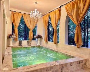 Roman Bath Pool & Jacuzzi Room | In-room safe, desk, blackout drapes, soundproofing - Villa PaSon (Khao Kho)
