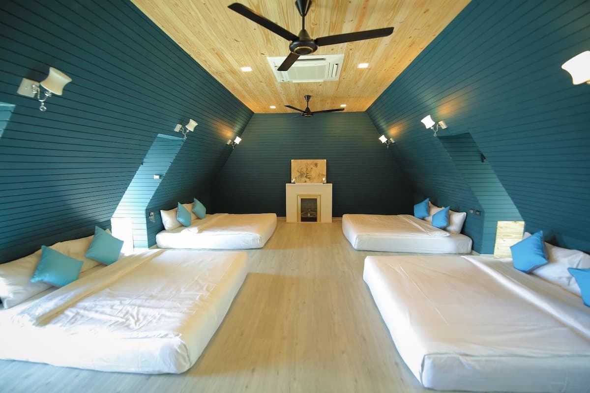 Duplex Castle Family Suite | ตู้นิรภัยในห้องพัก, โต๊ะทำงาน, ผ้าม่านกันแสง, ห้องเก็บเสียง