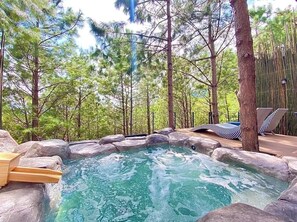 Villa Onsen | Caja de seguridad en la habitación, escritorio y cortinas blackout