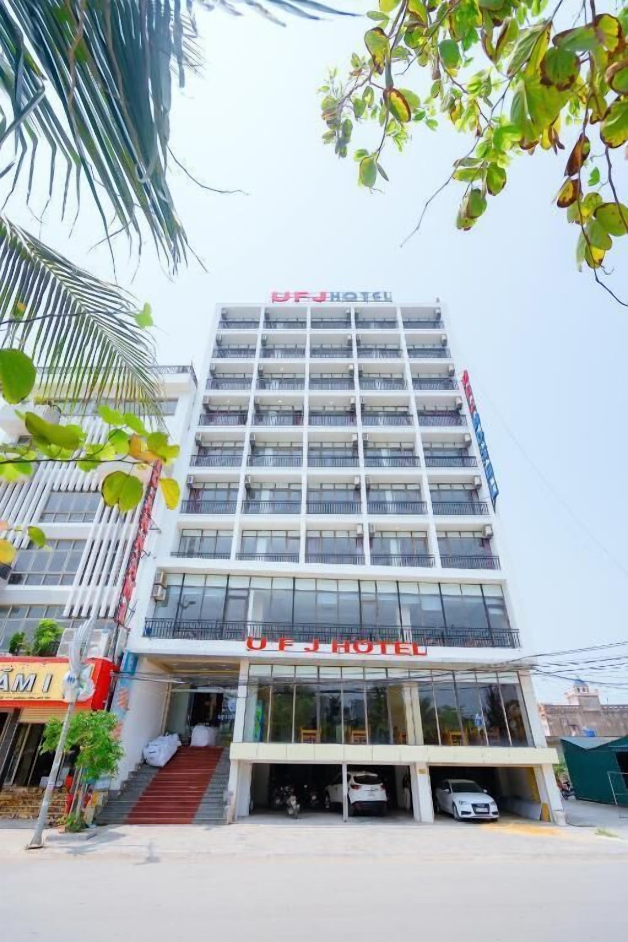 Ένα ξενοδοχείο με μια μοντέρνα πρόσοψη, πολλά μπαλκόνια και μια ευδιάκριτη είσοδο.