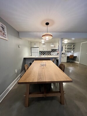 Dining room - Sweet 2 BR Walk to all (Edmonton)