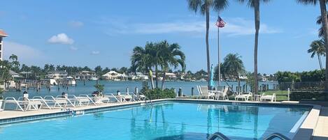 Utendørsbasseng og et oppvarmet basseng