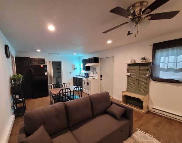 Smart-TV, Kamin, Bücher