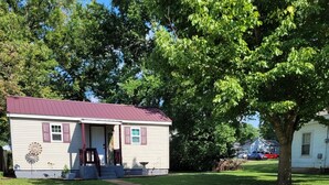 A single-story house with a red roof and a small porch. - Charming 1-bd house in Downtown Farmington, 1block from Police & Fire stations (Farmington)