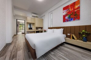 Caja fuerte, sistema de insonorización, tabla de planchar con plancha