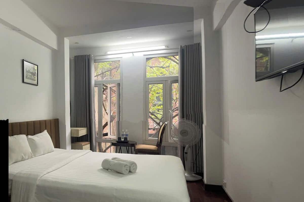 Quarto casal básico, vista para a cidade | Cofres nos quartos, quartos à prova de som
