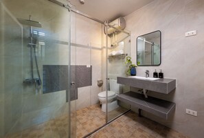 Habitación Deluxe con 2 camas individuales, vistas a la ciudad | Baño | Zapatillas