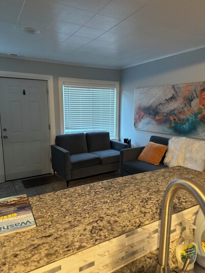 Charming 2-bedroom house with WiFi, AC in  Yakima