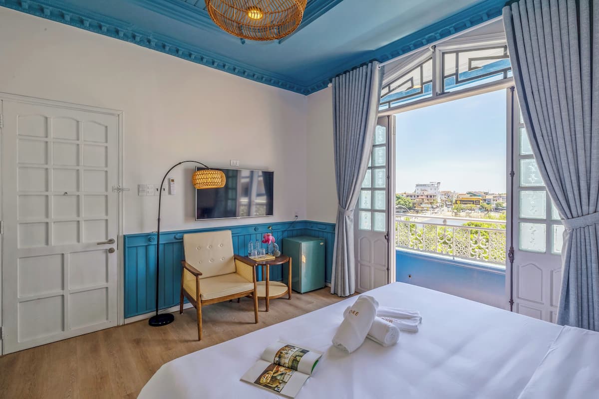 Deluxe Double Room | Desk, blackout curtains, soundproofing, iron/ironing board