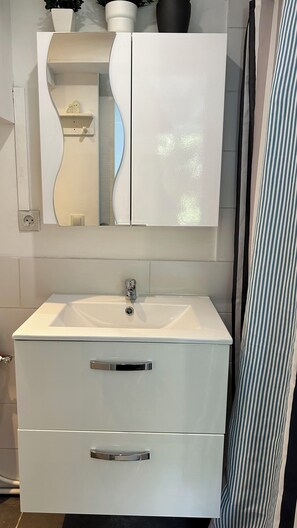 Shower, hair dryer, towels, soap - Jardin au Calme et Clim Hyper Centre St Laurent du Var (Saint-Laurent-du-Var)