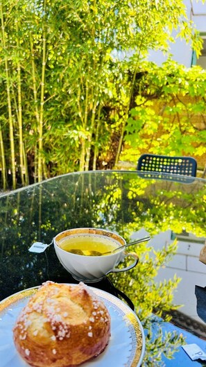Outdoor dining - Jardin au Calme et Clim Hyper Centre St Laurent du Var (Saint-Laurent-du-Var)