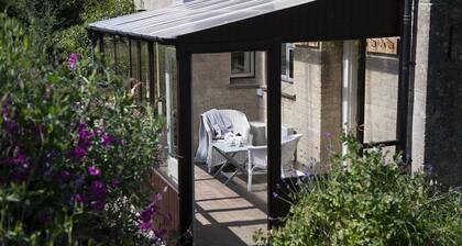 Hilcot Farmhouse - pet-friendly rural farm retreat near Cheltenham