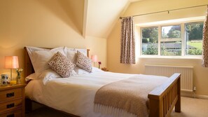 3 bedrooms, travel crib, free WiFi, bed sheets
