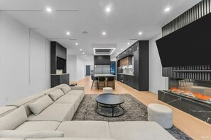 Smart TV, fireplace