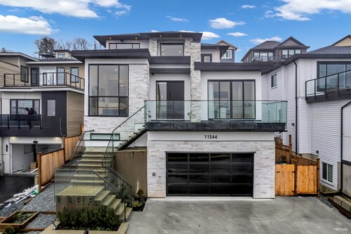 Luxury River-View Home w/ Chef’s Kitchen • Smart Tech • Parking • Sleeps 15!