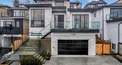 Luxury River-View Home w/ Chef’s Kitchen • Smart Tech • Parking • Sleeps 15!