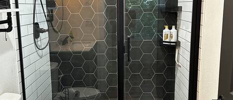 Dusche, Haartrockner, Handtücher, Seife