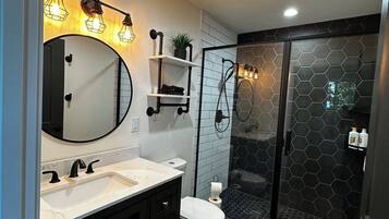 Douche, sĂšche-cheveux, serviettes fournies, savon