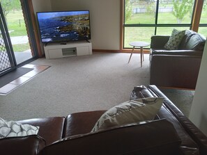 Smart TV, computer monitors - Horsham Central 'The Homestead' Country Style Accommodation (Horsham)