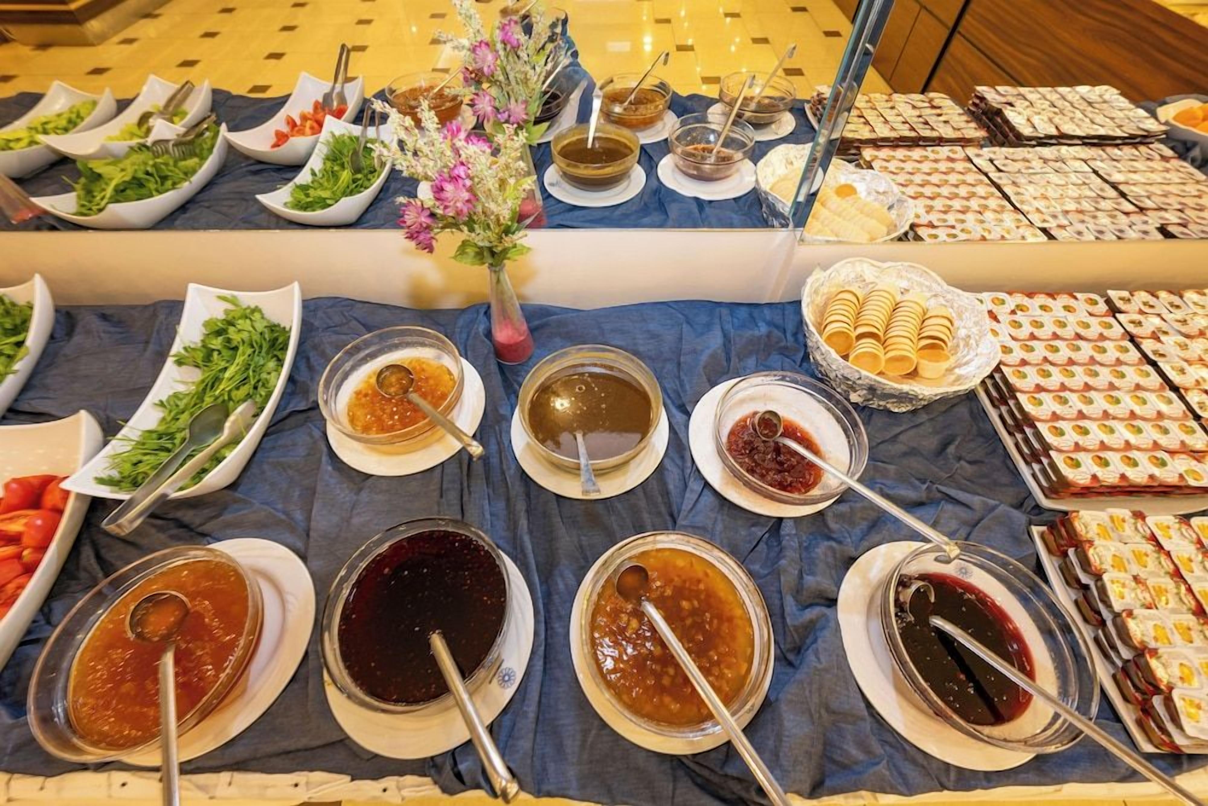Ein reichhaltiges Buffet mit verschiedenen Speisen und Beilagen.