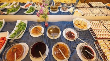 Ein reichhaltiges Buffet mit verschiedenen Speisen und Beilagen.
