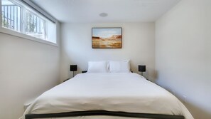 1 bedroom, iron/ironing board, free WiFi, bed sheets - Cozy Place to Stay in South Calgary (Calgary)